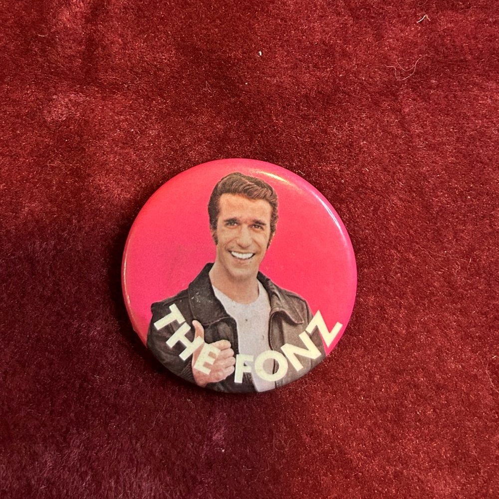 VINTAGE THE FONZ HAPPY DAYS 1976 PIN PINBACK BUTTON